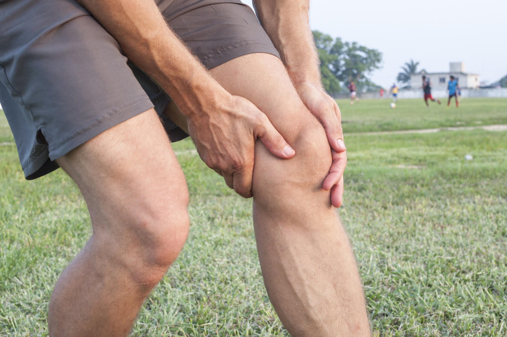 Man demonstrating knee pain